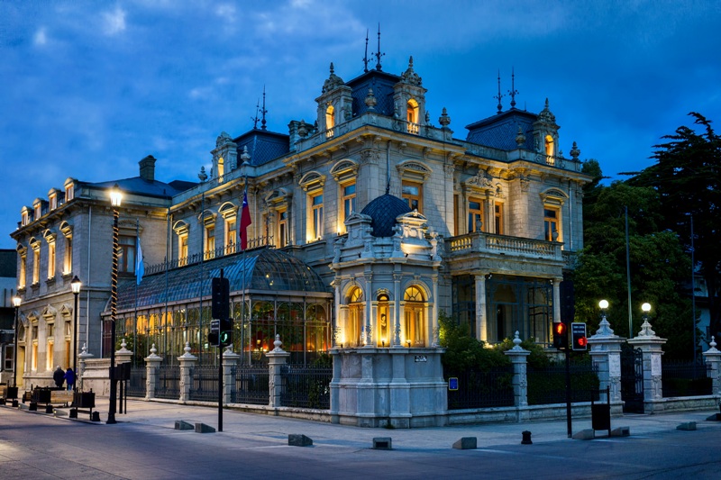 El elegante Hotel Rey Don Felipe, un clásico edificio de la ciudad de estilo francés PUNTA ARENAS CHILE CRUCEROS PATAGONIA CRUCEROS SUDAMERICA CRUCEROS HEMISFERIO SUR CRUCEROS EXPLORACION QUE VISITAR EN PUNTA ARENAS CRUCEROS PUNTA ARENAS CRUCEROS CHILE